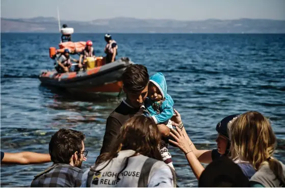  ?? FOTO: ARIS MESSINIS/ LEHTIKUVA-AFP ?? En migrant får hälp efter att ha anlänt till den grekiska ön Lesbos från Turkiet.
■