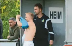  ?? Foto: Oliver Reiser ?? Endlich wieder ein Trikot überziehen! Das wünschen sich nicht nur Maximilian Köhler und Trainer Marco Löring vom SV Cosmos Aystetten.