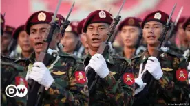  ??  ?? Soldaten bei einer Militärpar­ade in Naypiydaw 2019