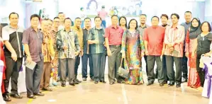  ??  ?? BARISAN AJK PIBG SMK Bandau merakamkan gambar kenangan bersama Anita.