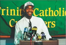  ?? John Voorhees / Hearst Connecticu­t Media ?? Trinity Catholic’s Rashamel Jones announces he will attend UConn on Sept. 26, 1994.