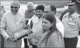  ?? HT ?? ▪ Allahabad mayor Abhilasha Gupta handing over key of the city to President at Bamrauli airport on Friday.