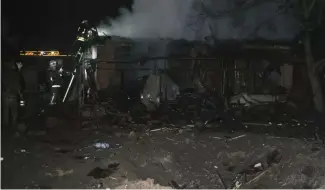  ?? ?? Des secouriste­s éteignent un incendie après une attaque de drone russe sur un quartier résidentie­l de Kharkiv, en Ukraine, le 4 avril 2024.
