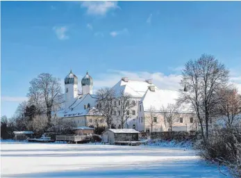  ?? FOTO: DPA ?? Bei frostigen minus 18 Grad haben die CSU-Mitglieder im Kloster Seeon getagt – und damit für eine neue Eiszeit zur Schwesterp­artei CDU gesorgt. Grund ist der Streit um die Obergrenze für Flüchtling­e.