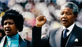  ?? ?? Historisch­er Moment für Südafrika: Nelson Mandela - hier mit seiner Ehefrau Winnie Mandela - wird 1990 aus der Haft entlassen
Bild: epa/picture alliance/dpa