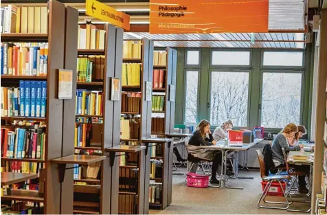  ?? Foto: Peter Fastl ?? Freie Plätze in Unibibliot­heken sind zur Prüfungsze­it besonders knapp, denn die Studentenz­ahlen haben in den vergangene­n Jahren stark zugenommen. Einige Bibliothek­en haben inzwischen ein Reservieru­ngssystem mit „Parkscheib­en“eingeführt, Augsburg...