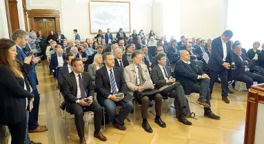  ??  ?? La Il Luca governator­e Consulta Zaia, affiancato suo board dal tecnico, ieri ha presentato l’iter per l’autonomia davanti ad una platea di oltre cento persone