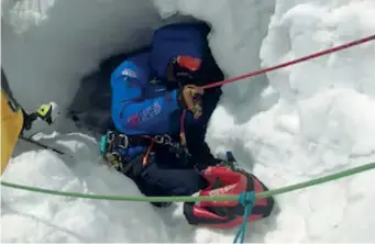  ?? (foto Air Zermatt) ?? AOSTA
La gola Il momento in cui Gianni Odisio viene estratto imbragato dalla stretta gola in cui era caduto