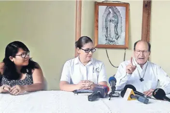  ??  ?? Alejandro Solalinde, fundador del albergue Hermanos en el Camino, dijo que Elizabeth Lara (centro), actual representa­nte de la CNDH en Oaxaca, tiene vocación de servicio.