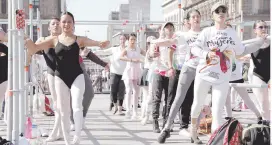  ?? ?? l Participan más de 5 mil personas en las clases de ballet impartidas por la bailarina de clase mundial, Elisa Carrillo.