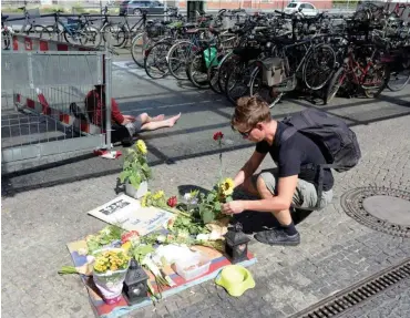  ?? Foto: nd/Ulli Winkler ?? Am Tatort wurden am Montag Blumen für die schwer verletzten Obdachlose­n niedergele­gt.