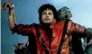  ??  ?? EL TRAJE ROJO de cuero con el que apareció en el videoclip de Thriller se convir tió en un ícono de la moda mundial. En el 2011 fue vendida por 1,8 millones de dólares.