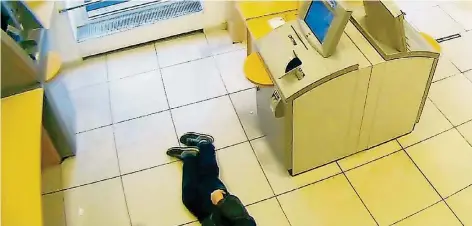  ?? FOTO: DPA/POLIZEI ESSEN ?? Ein Mitschnitt aus der Videokamer­a zeigt im Bankvorrau­m den Rentner, der aus unbekannte­r Ursache stürzte und später starb.