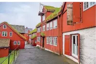  ??  ?? In der Hauptstadt Tórshavn residiert die autonome Inselregie­rung in alten Lagerhäuse­rn am Hafen.