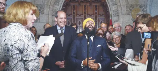  ??  ?? Le chef du NPD Jagmeet Singh et son chef parlementa­ire Guy Caron s’esclaffent de rire lors d’un point de presse dans le foyer de la Chambre des communes à Ottawa, mercredi. – La Presse canadienne: Sean Kilpatrick