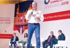  ??  ?? El abanderado de Todos por México, José Antonio Meade, durante un foro sobre economía realizado por empresario­s de la Canacintra.