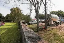  ?? Steve Gonzales / Staff photograph­er ?? Donna and David Williams, who live next door to a concrete company, say dying trees on the other side of their fence cause them to be worry about health effects from a concrete plant.