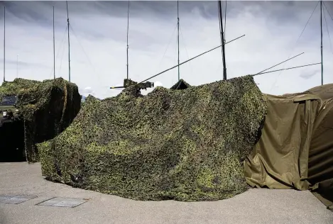  ?? (THOUNE, 16 AOÛT 2019/PETER KLAUNZER/KEYSTONE) ?? Des véhicules militaires en tenue de camouflage lors d’un exercice.
