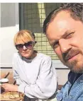  ?? FOTO: ANWAR ?? Åsa Westlund (47) und ihr Partner Erik Birath (44) in Stockholm.