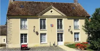  ??  ?? Les communes de Champeaux (photo de la mairie) et Andrezel souhaitent être intégrées à la communauté de communes de la Brie Nangissien­ne.