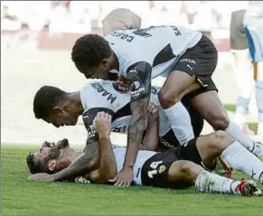  ?? FOTO: EFE ?? Éxtasis con el gol de Gayà El Valencia rescató un punto ‘in extremis’ ante el Mallorca