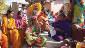  ??  ?? Activists of NGO Bhawishya Kiran involved in awareness campaign against witch- hunting in Sisai block of Jharkhand’s Gumla district.