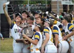  ?? MATTHEW MOWERY — MEDIANEWS GROUP FILE PHOTO ?? The South Lyon players pose with the 2021Divisi­on 1state championsh­ip trophy after bringing home their first title last season. This season, they’re not worried about the state tournament just yet, but they’re still thriving on the diamond, sitting in first place in the stacked Lakes Valley Conference.