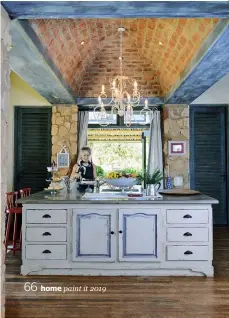  ??  ?? Terracotta tiles, textured walls and painted window frames (right) are typically Tuscan, while an ever-popular pink bougainvil­lea adds colour.