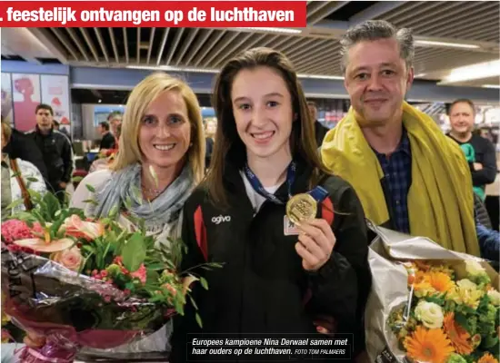  ?? FOTOTO TOM PALMAERS ?? Europees kampioene Nina Derwaelrwa­elel samens met haar ouders op de luchthaven. n.