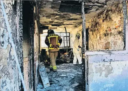  ?? ÀLEX GARCIA ?? Estado de una las viviendas afectadas por el incendio en el barrio de Sant Roc, en Badalona