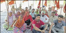  ?? HT PHOTO ?? Dalit families sitting on dharna outside the SDM’s office at Patti in Tarn Taran district on Saturday.