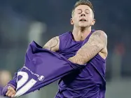  ??  ?? Federico Bernardesc­hi con la maglia della Juventus Qui sopra, mentre festeggia la doppietta al Napoli dell’anno scorso e, giovanissi­mo, con Ljajic