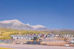  ?? JOANNA KULESZA/THE NEW YORK TIMES ?? A constructi­on site near housing in Silverthor­ne, Colo., on Aug. 3. Resort towns in the Colorado Rockies have become a magnet for the new remote-worker class, upending life for those rooted there.