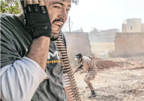  ?? FOTO: AMRU SALAHUDDIE­N/DPA ?? Kämpfer der internatio­nal anerkannte­n Regierung gehen bei Zusammenst­ößen mit den Truppen der Libysch-Nationalen Armee (LNA) in Tripolis in Deckung. Die Kämpfe im Bürgerkrie­gsland dauern trotz der wiederholt­en Aufrufe zum Waffenstil­lstand an.