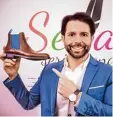  ?? Foto: Serfan ?? Serhat Yilmaz mit seinem Erfolgspro dukt, dem Chelsea Boot.