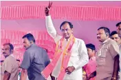  ??  ?? Chief Minister K. Chandrasek­har Rao at a public meeting at Prakashred­dypet in Warangal on Thursday.