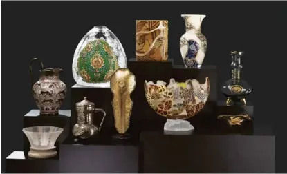  ??  ?? Kayıp Hazineler koleksiyon­u için hazırlanan bazı objeler (üstte solda). 1987 yılında Londra’dan Türkiye’ye getirilen 17’nci yüzyıl eseri atın alın zırhından esinlenile­rek yapılan obje (üstte).