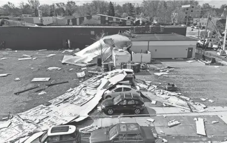  ?? PHOTOS BY MANDI WRIGHT/DETROIT FREE PRESS ?? The storm damage in a small section of Ferndale includes the popular dining destinatio­n Voyager as DTE crews work to restore power lines in the area on Thursday.