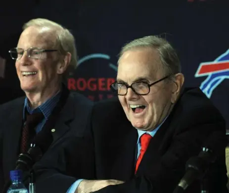  ?? MICHAEL STUPARYK/TORONTO STAR ?? Things were much rosier back in 2008 when Ted Rogers, left, and Bills owner Ralph Wilson shared a stage to announce the Bills in Toronto series.
