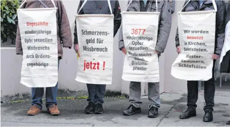  ?? FOTO: ULMER/IMAGO IMAGES ?? Während der Bischofsko­nferenz protestier­ten Missbrauch­sopfer für eine angemessen­e Entschädig­ung.