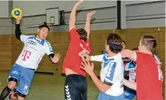  ?? Foto: Radloff ?? Eine Niederlage wie gegen den TSV Aichach wollen sich die Bobingen Handballer (links Tuvshinbaa­tar Altantuul) gegen den VfL Günzburg nicht leisten.