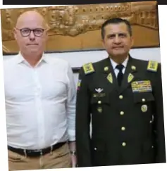 ?? ?? Probe: The Mail’s Stephen Wright with anti-narcotics chief General Pablo Ramirez, who has since been accused of corruption