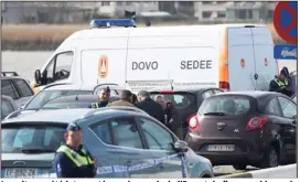  ?? (Photo AFP) ?? La voiture a été intercepté­e sur les quais de l’Escaut, le fleuve qui longe le centre-ville. Une fois examinée par les démineurs, celle-ci a été évacuée et le périmètre de sécurité levé.