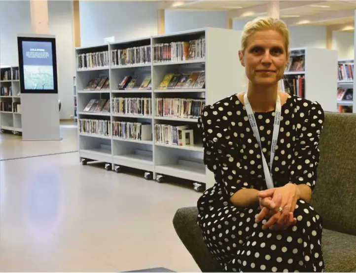  ??  ?? KLAR FOR NY SAMTALE: Hilde Elise S. Bie jobber på Grimstad bibliotek og er den som har oppgaven med å snakke med forfattere når de kommer på besøk. Torsdag 18. oktober skal hun snakke