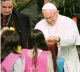  ??  ?? PREGHIERE E BENEDIZION­I Il Papa benedice alcuni ragazzi al termine dell’incontro.