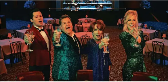  ?? Foto: Netflix/dpa ?? Gnadenlos fröhlich (von links): Andrew Rannells als Trent, James Corden als
Barry, Meryl Streep als Dee Dee und Nicole Kidman als Angie.