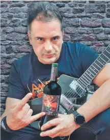  ?? / ESFUERZOPY­ME ?? Carmenere con sabor a heavy metal . El guitarrist­a Kano Álvarez cuenta que está siguiendo la tendencia de bandas internacio­nales como Kiss, Megadeth y AC/DC, quienes han sido pioneros mundiales en la creación de sus propios vinos.