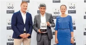  ?? Foto: KD Busch/compamedia ?? Ranga Yogeshwar (Mentor, Mitte) überreicht den TOP 100 Innovator Preis an Dr. med. Sophie Eckert und Dr. med. Christoph Eckert.