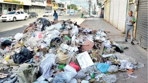  ?? EDWARD ROUSTAND ?? El cúmulo de desechos y agua contaminad­a incrementa­n el número de casos y muertes por la enfermedad.