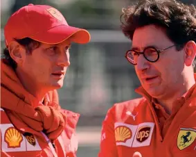  ?? GETTY ?? Faccia a faccia
Da destra il team principal uscente Mattia Binotto, 53 anni, a colloquio con il presidente John Elkann, 46